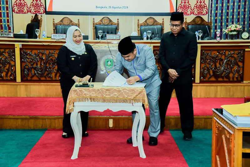 Bupati Bengkalis Kasmarni menyaksikan penandatanganan nota pengesahan APBD-P 2024 oleh Wakil Ketua III DPRD Bengkalis Syaiful Ardi  didampingi Wakil Ketua II Sofyan usai sidang paripurna DPRD