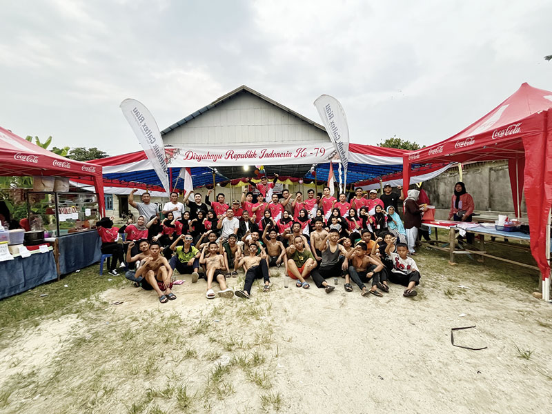 Para peserta lomba HUT RI pemuda RW 02, Kelurahan Tengkerang Labuai foto bersama usai acara perlombaan, Sabtu (17/8/2024).