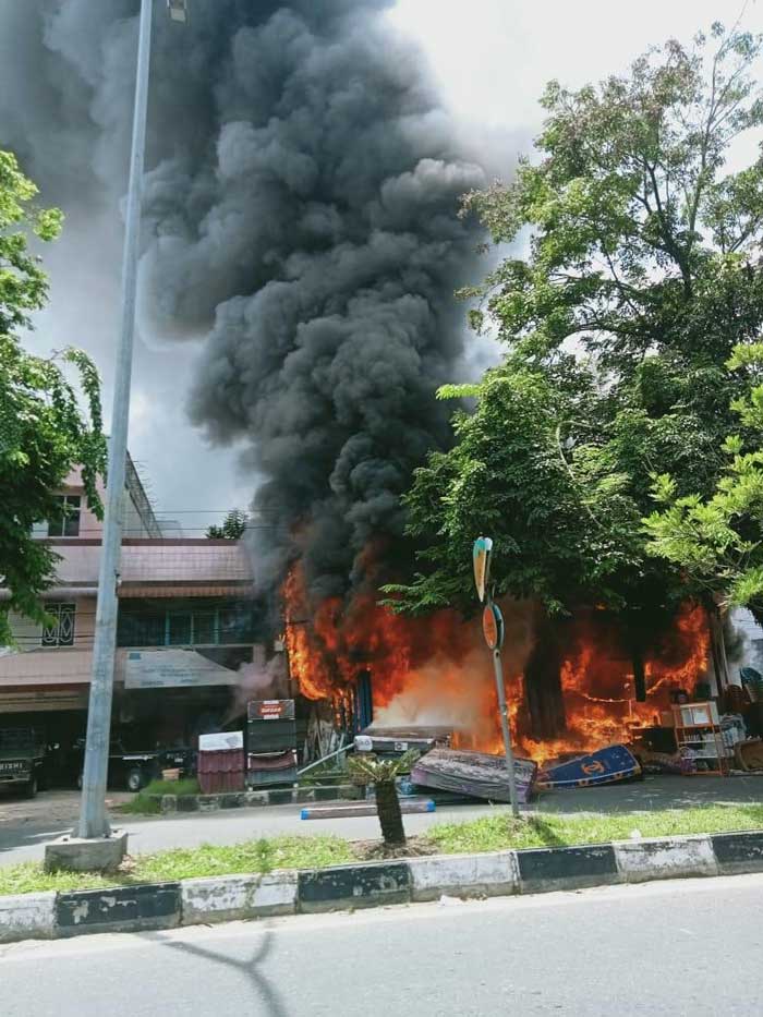 API MEMBAKAR RUKO: Api membakar empat ruko di Jalan Raya Perawang Km 5 Kelurahan Perawang, Tualang, Rabu (28/8/2024).