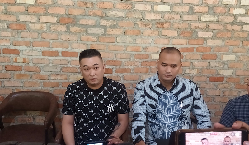 AX (kiri) didampingi kuasa hukumnya Muhammad Iqbal memberikan keterangan pers kepada sejumlah awak media, Selasa (27/8/2024).