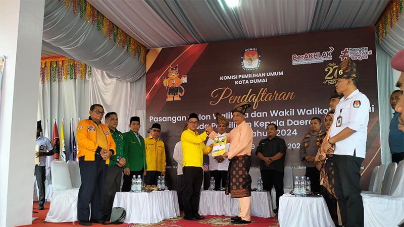 Ketua tim Koalisi Golkar-PPP, Edison, menyerahkan berkas pendaftaran pasangan bakal calon Ferdiansyah-Soeparto yang diterima oleh Ketua KPU Dumai, Zulfan, Kamis (29/8/2024).