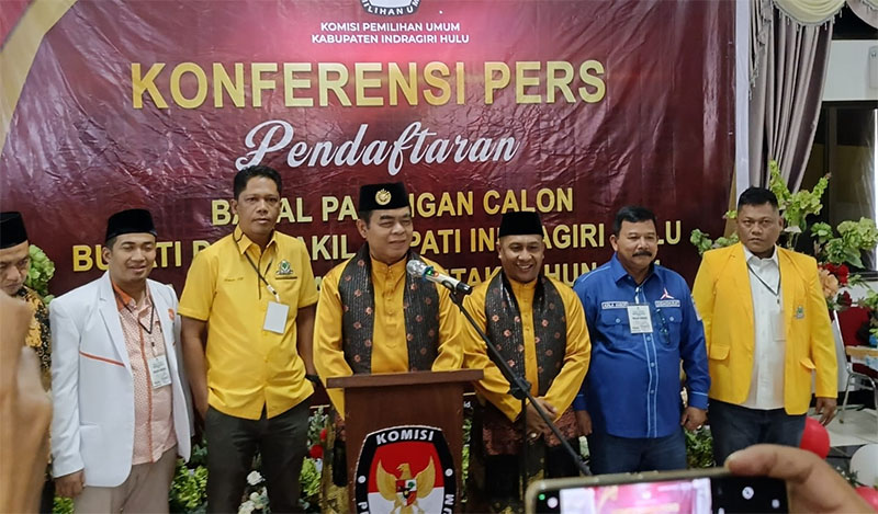 Pasangan Raja Haryono - Elda Suhanura didampingi perwakilan partai pengusung saat menyampaikan keterangan pers, Kamis (29/8/2024).