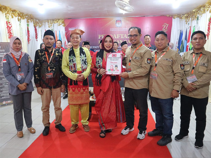 Pasangan Hj Mimi-Sufian saat menyerahkan berkas pendaftaran kepada Ketua KPU Inhil Syamsul, Kamis (29/8/24) siang.