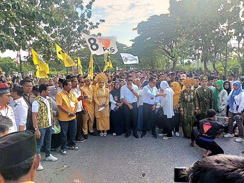 Pasangan Mahmuzin dan Budiman ketika menyambangi KPU untuk melakukan proses pendaftaran Pilkada, Kamis (29/8/2024).