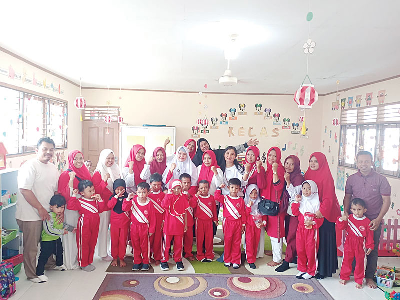 Fhareza Julian Raharjo (empat kiri), guru, wali murid dan murid TK lainnya foto bersama usai pelaksanaan perlombaan merayakan HUT ke-79 RI, beberapa waktu lalu.