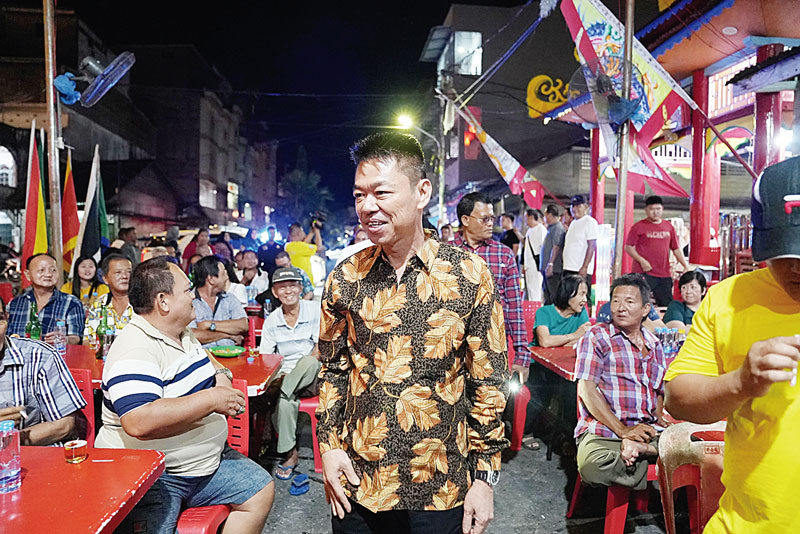 Bupati Rohil Afrizal Sintong menghadiri acara ulang tahun dewa yang digelar warga Tionghoa di Bagansiapiapi, Selasa (27/8/2024) malam.