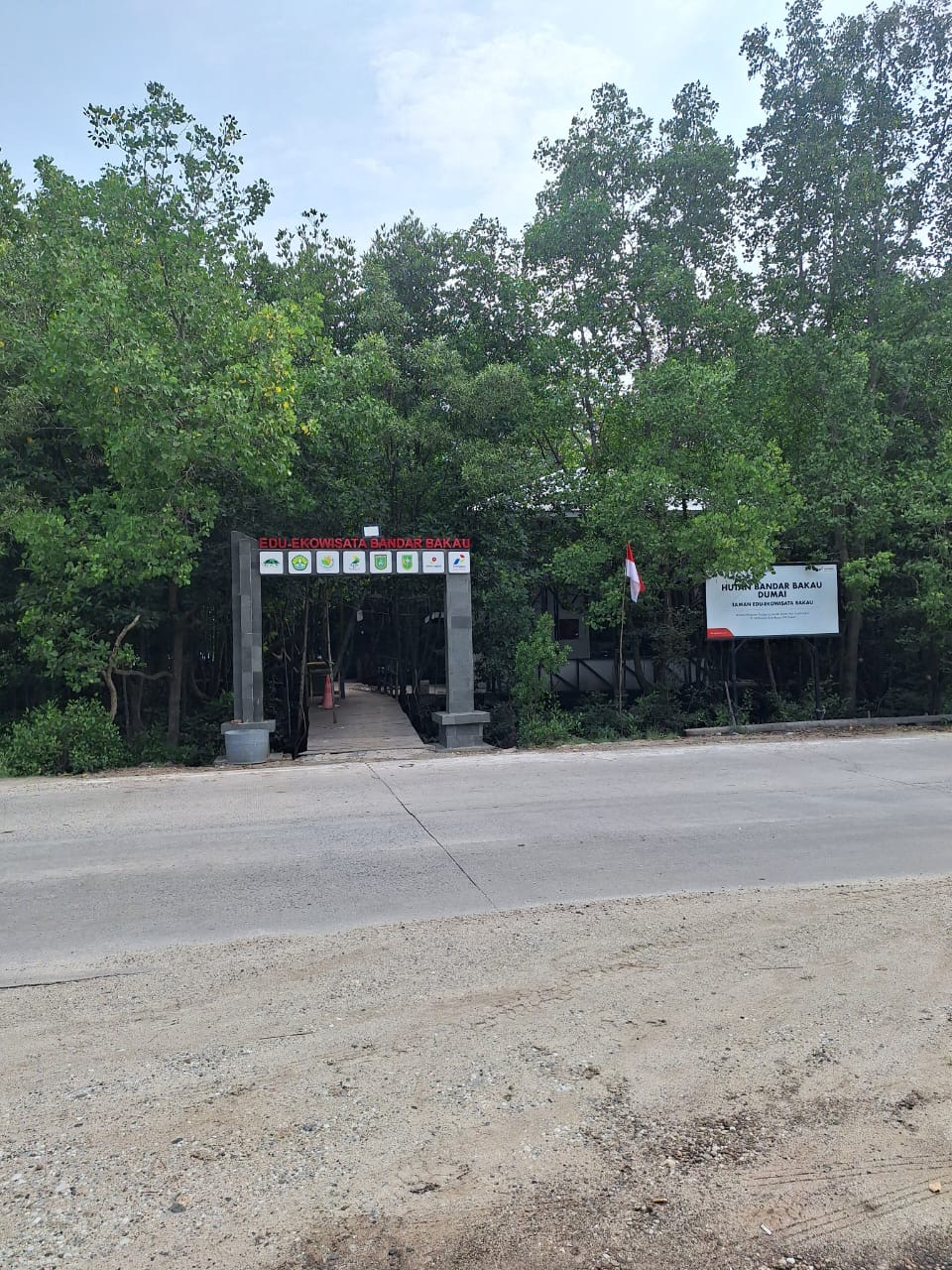 Pintu gerbang masuk hutan Bandar Bakau Dumai.