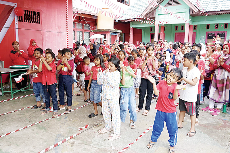 Anak-anak Kelurahan Batang Serosa memberikan semangat kepada temannya yang mengikuti perlombaan HUT  Kemerdekaan RI di halaman Kantor Lurah Serosa, Selasa (27/8/2024).