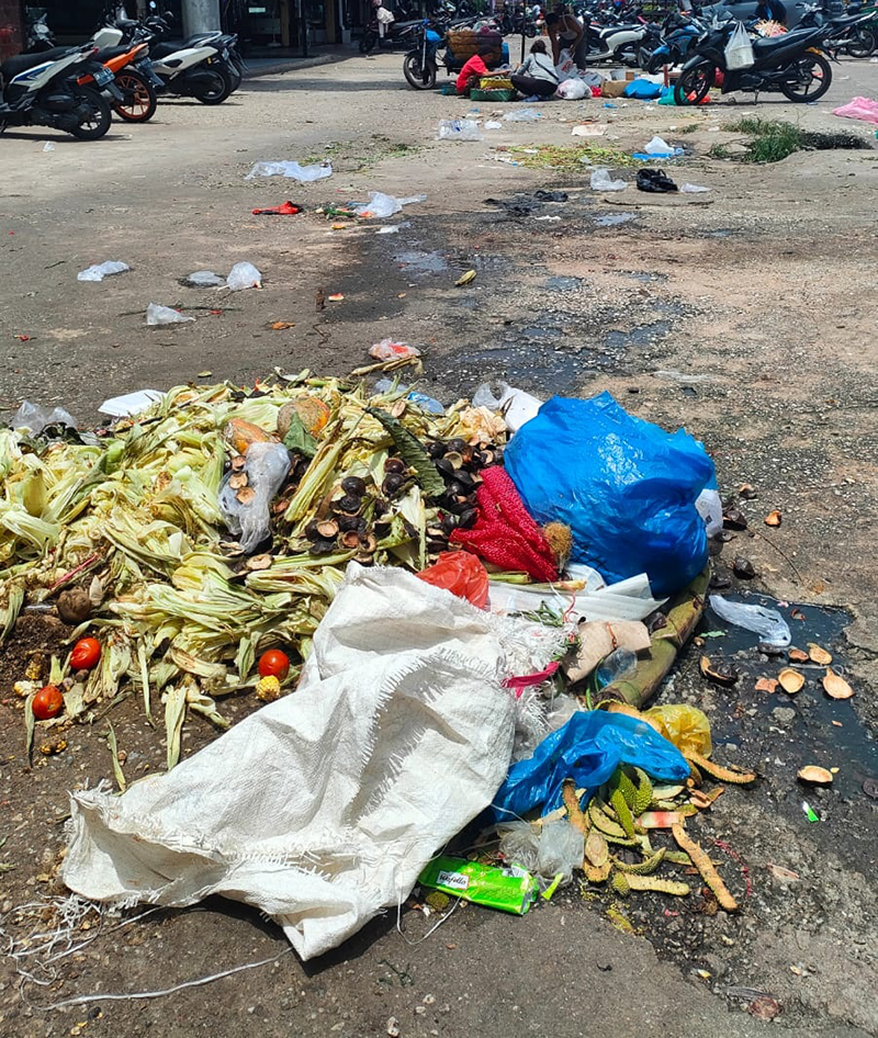 Sampah berserakan dan menumpuk di pinggir, Jalan Soekarno-Hatta dekat Pasar Pagi Arengka di luar tempat pembuangan sementara, Rabu (28/8/2024).