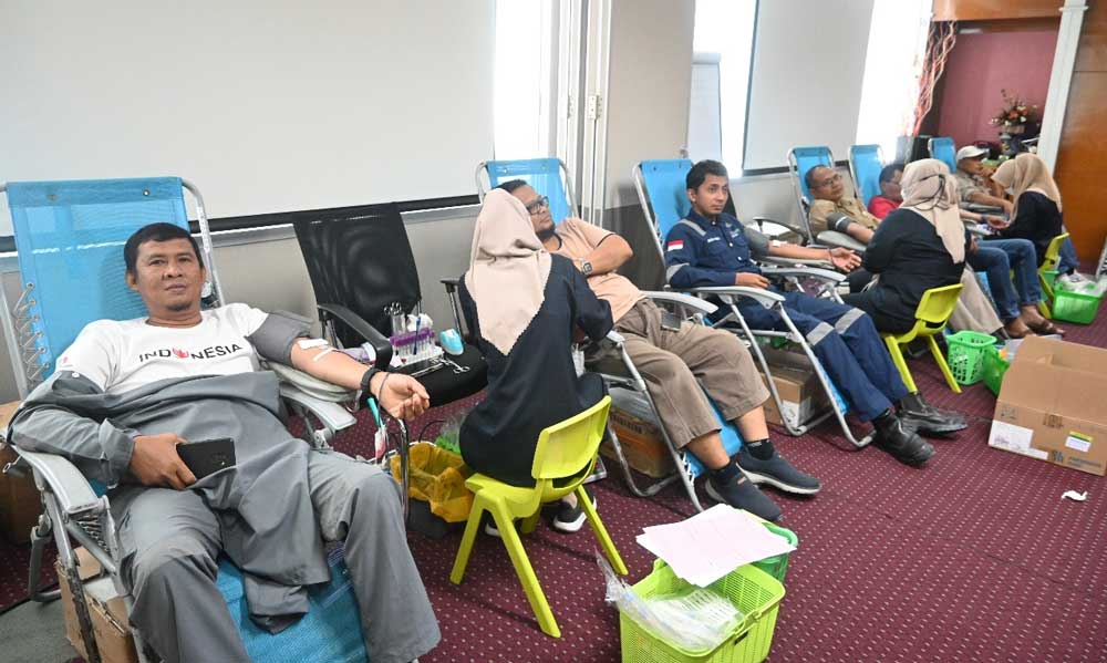 EMP Bentu Limited berkolaborasi dengan PMI Pekanbaru mengadakan aksi donor darah bersama mitra kerja dan masyarakat, Kamis (29/8/24). Terkumpul sebanyak 96 kantong darah dalam kegiatan&nbsp;tersebut.