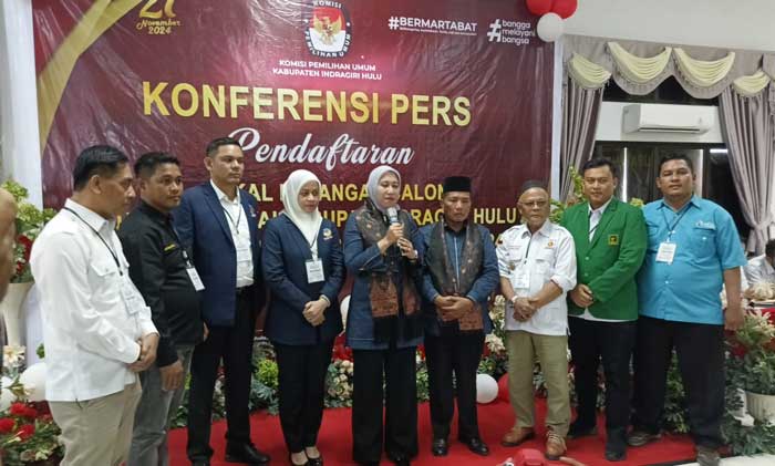 Rezita Meylani Yopi didampingi Cawabup Suhardi dan perwakilan pimpinan partai saat memberikan keterangan pers usai mendaftar, Kamis (29/8/2024).