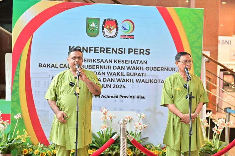 Bakal Pasangan Calon Gubernur Riau-Wakil Gubernur Riau Muhammad Nasir-Muhammad Wardan memberikan keterangan pers usai menjalani pemeriksaan kesehatan.