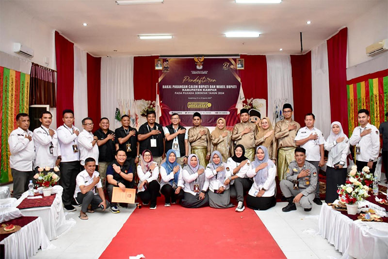 Ketua KPU Kabupaten Kampar Andi Putra bersama komisioner lainnya foto bersama Ketua Bawaslu Syawir Abdullah dan komisioner di Kantor KPU Kampar, Jumat (30/8/2024).