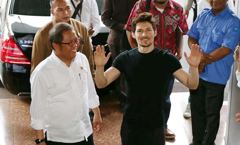 CEO dan pendiri Telegram Pavel Durov (angkat tangan) yang sempat didakwa bersalah di pengadilan Prancis kini dibebaskan namun tetap wajib lapor.