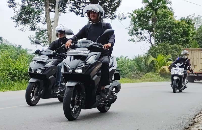Dua pengendara sedang melaju di jalan raya, belum lama ini.