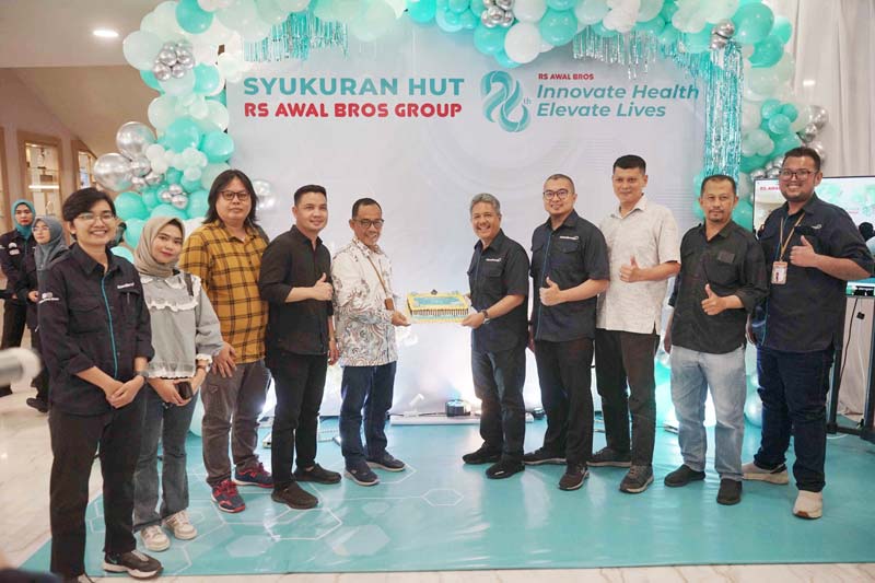 CEO RS Awal Bros Ir H Arfan Awaloeddin MARS (lima kanan) bersama Direktur RSAB Pekanbaru dr Jimmy Kurniawan (empat kanan) menerima kue ulang tahun dari Direktur Riau Pos Asmawi Ibrahim (lima kiri).