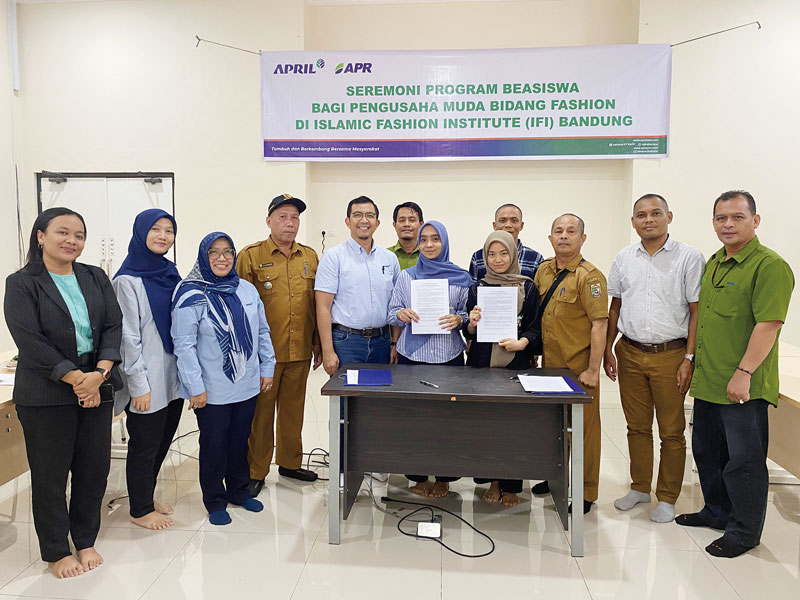 Catur Retno Utami dan Khairun Rahmadani saat penandatanganan penyerahan beasiswa APRIL-APR batch 2 bersama tim Community Development (CD), Penghulu Kampung Simpang Perak Jaya, dan perwakilan Kelurahan