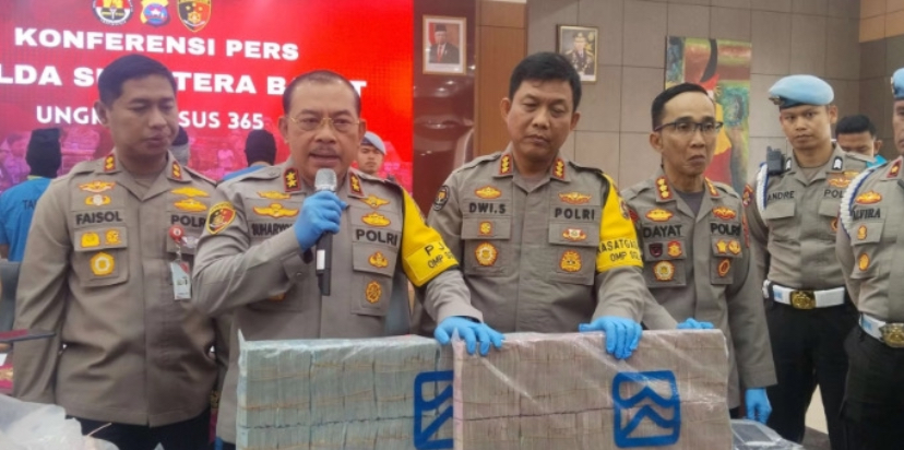 Kapolda Sumbar Irjen Pol Suharyono dalam jumpa pers penangkapan pelaku perampokan uang mobil pengisian ATM BRI milik PT Bringin Gigantara di Polda Sumbar, kemarin.