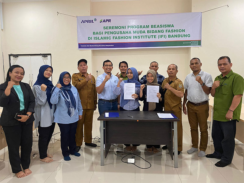 Catur Retno Utami dan Khairun Rahmadani dalam penandatanganan penyerahan beasiswa APRIL-APR batch 2 bersama tim Community Development (CD), Penghulu Kampung Simpang Perak Jaya
