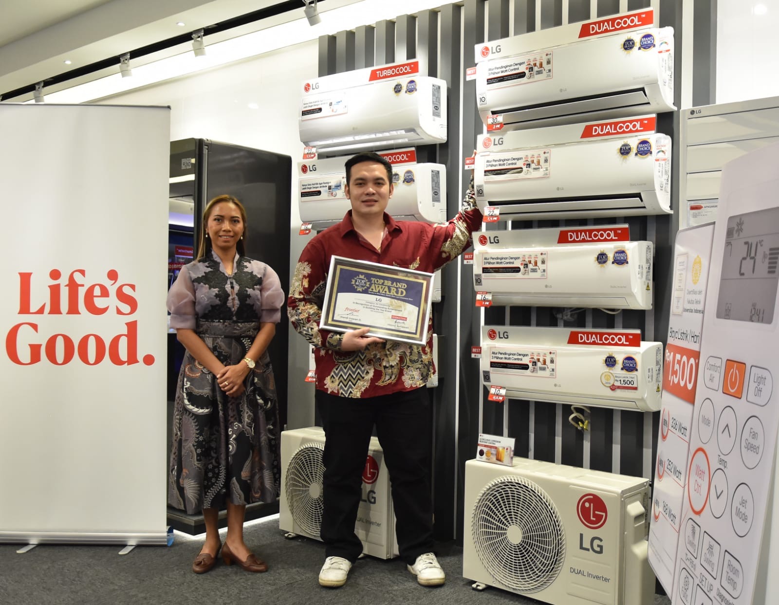 President of LG Electronics Indonesia Lee Taejin menerima penghargaan Top Brand Award di Jakarta, Jumat (30/8/2024).