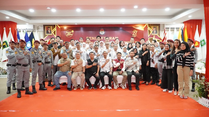 Jajaran anggota KPU Riau, Bawaslu Riau dan staf foto bersama usai menutup pendaftaran pencalonan Gubernur dan Wakil Gubernur Riau di Kantor KPU Riau, Jumat (30/8/2024) dini hari.