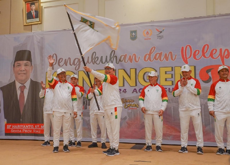 Pj Gubernur Riau Rahman Hadi saat menyerahkan bendera pataka Provinsi Riau kepada ketua Kontingen PON Riau HM Rusli Zainal saat pelepasan kontingen Riau di PON XXI 2024 Aceh-Sumut, beberapa waktu lalu
