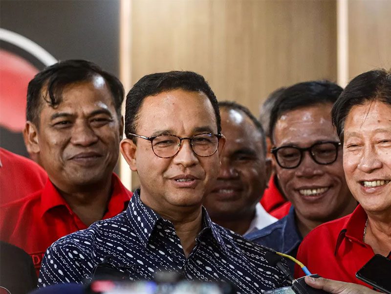 Anies Baswedan didampingi Ketua DPD PDI Perjuangan DKI Jakarta Ady Widjaja usai menggelar pertemuan di kantor DPD PDI Perjuangan, Cakung, Jakarta, Sabtu (24/8/2024).