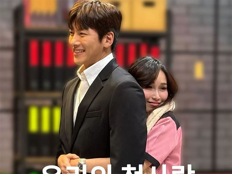 Ayu Ting Ting memeluk Ji Chang Wook dari arah belakang.