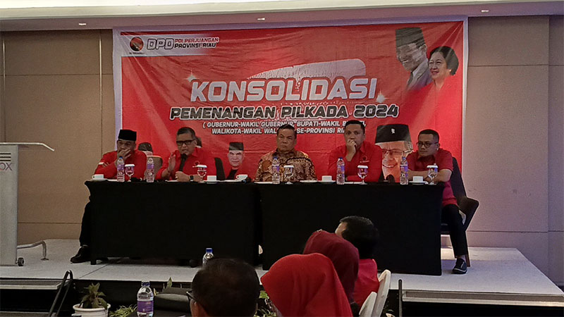 Sekjen DPP PDI Perjuangan Hasto Kristiyanto saat memberikan pemaparan kepada kader PDI Perjuangan di Riau, Sabtu (31/8/2024).