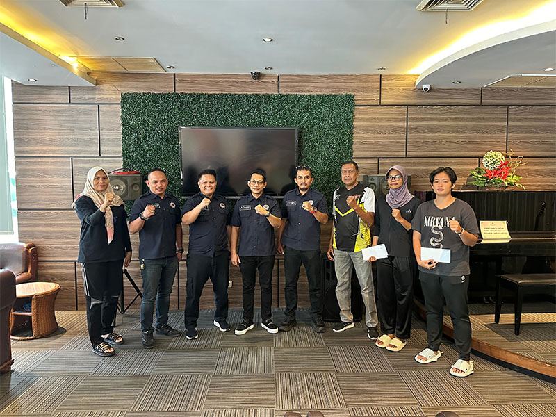 Ketua Pengkot TI Pekanbaru, Mardiansyah (tengah) beserta jajaran pengurus saat bersama atlet Taekwondo Pekanbaru di Hotel Angkasa Garden Pekanbaru, Sabtu (31/8/2024).