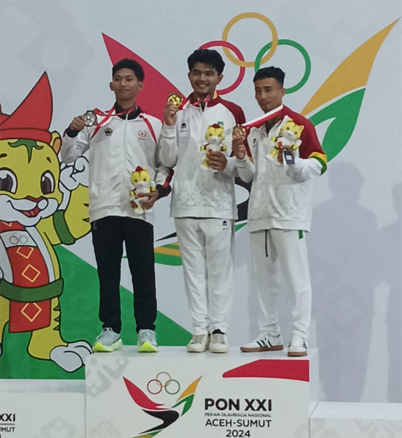 Cabor Senam Riau kembali menyabet 1 medali emas dari nomor Palang Sejajar yang dipersembahkan oleh Agung Suci Tantio Akbar (tengah),