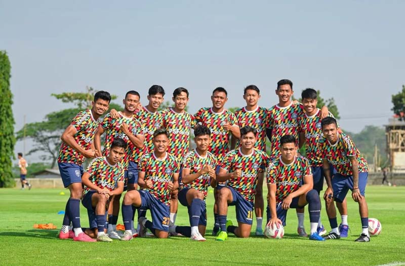 Para pemain PSPS Pekanbaru foto bersama jelang melakukan latihan di Lapangan Pancoran Soccer Field, Jakarta Selatan, beberapa waktu lalu.