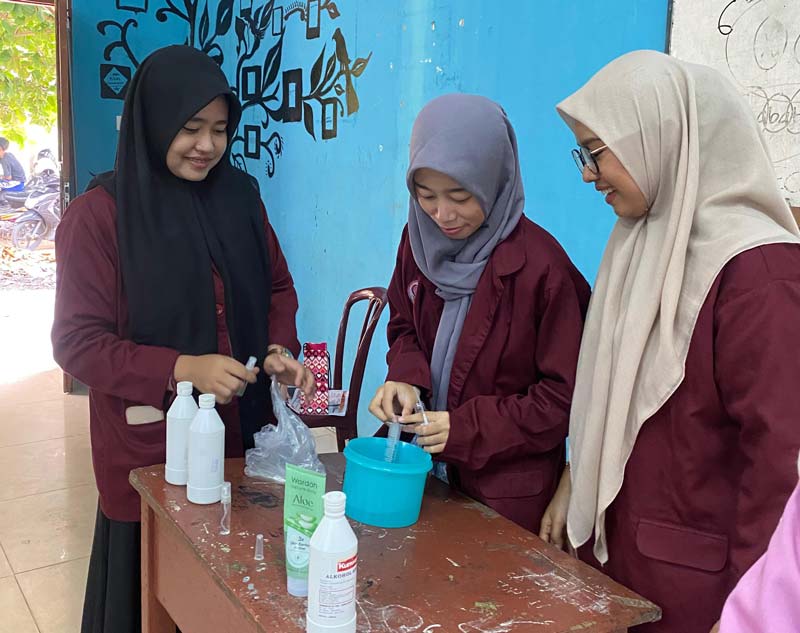 Mahasiswa kelompok 12 KKN Universitas Abdurab Pekanbaru saat mempraktikkan cara pembuatan hand sanitizer di SMA PGRI Rengat, Kamis (29/8/2024).