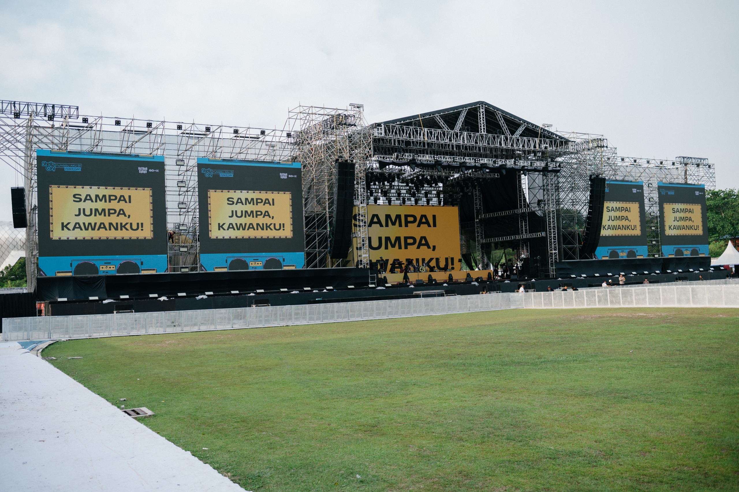 Panggung Sheila on 7 Pekanbaru.