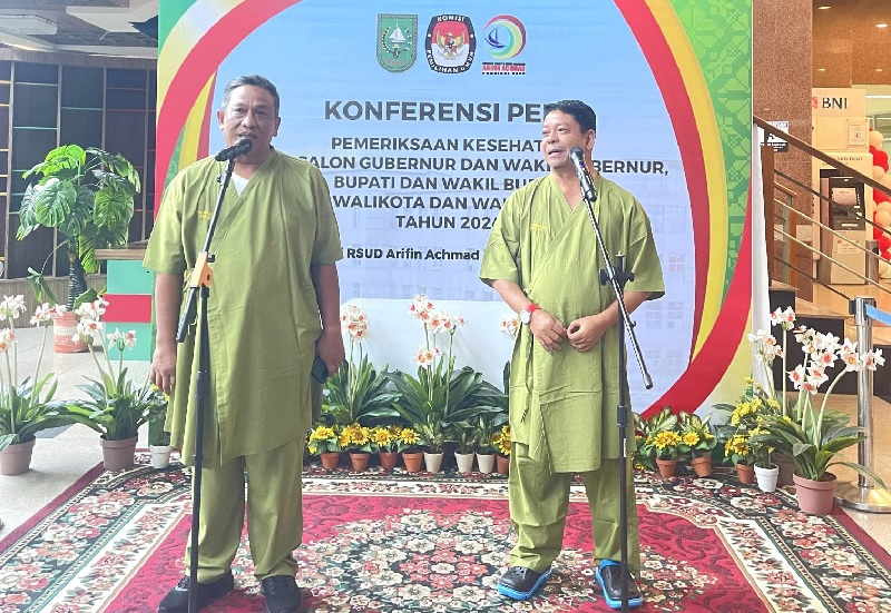 Bapaslon  Anton-Syafaruddin Poti (ASA) usai jalani pemeriksaan kesehatan jasmani dan bebas penyalahgunaan Napza di RSUD Arifin Achmad Pekanbaru, Sabtu (31/8/2024).