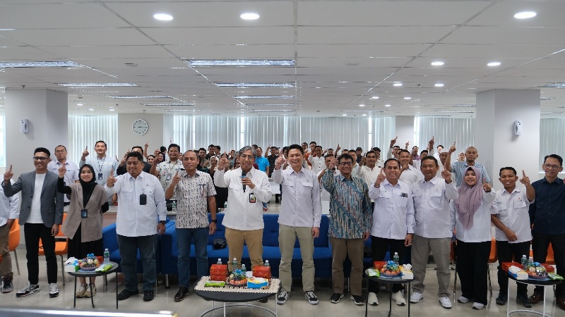 Kepala Perwakilan SKK Migas Sumbagut, Rikky Rahmat Firdaus (depan pegang mic), Regional SME Banking Head BRI Pekanbaru Triwidi Atmoko dan Area Manager EMP Bentu Limited, Yoyok S Purwanto bersama mitra