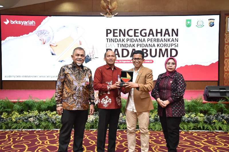Pejabat eksekutif BRK Syariah mengikuti workshop terkait pencegahan tindak pidana perbankan dan tindak pidana korupsi pada perusahaan BUMD di Ballroom Menara Dang Merdu BRK Syariah, Jumat (30/8/2024).