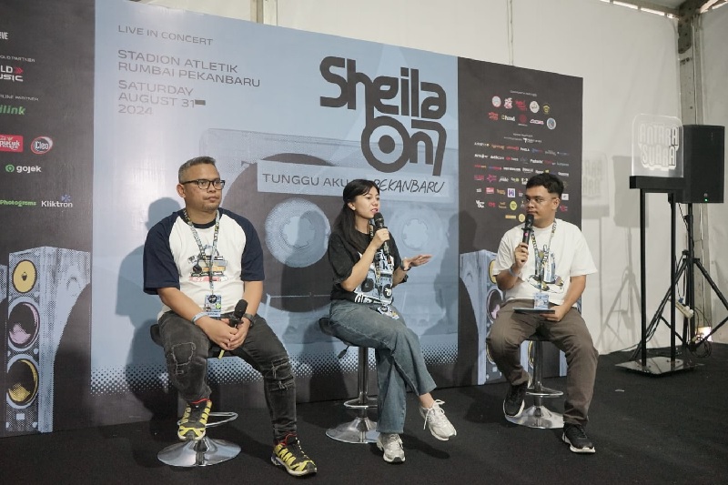 CEO Antara Suara  Andri Verraning Ayu (tengah) bersama CEO GoldLive Indonesia Faqih Mulyawan (kiri) saat menghadiri konferensi pers Konser Sheila On 7