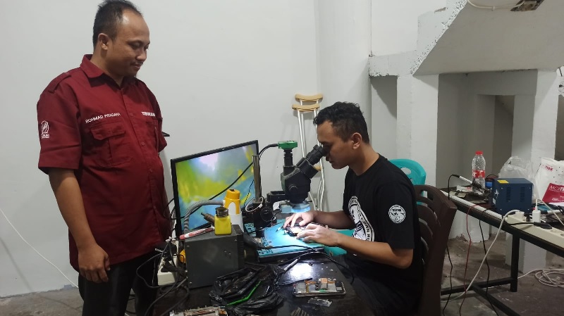 Owner LPK Gajah Mada Flasher, Rahmad Perdana (kiri) saat memberikan pelatihan kepada para peserta pelatihan, Sabtu (31/8/2024) di Kantor LPK Gajah Mada Flasher, Jalan Cipta Karya, Pekanbaru.