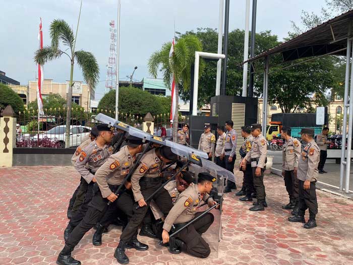 Anggota Polres Dumai, Sabtu (31/8/2024) mengikuti latihan Dalmas dalam menghadapi Pilkada serentak tahun ini.