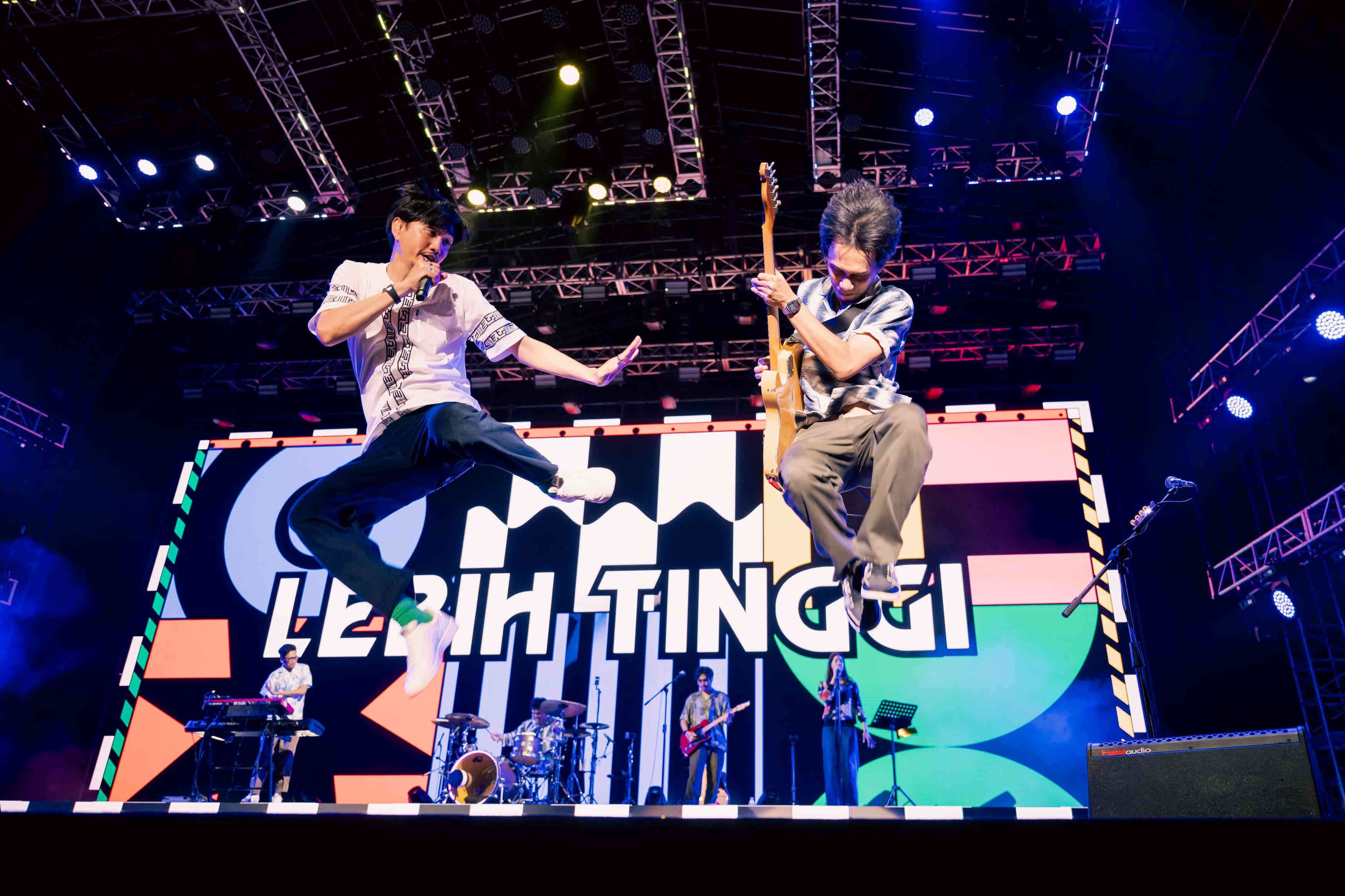 Penampilan Band Sheila On 7 saat Konser Sheila On 7 Tunggu Aku Di Pekanbaru di Stadion Atletik Rumbai Pekanbaru, Sabtu (31/8/2024).