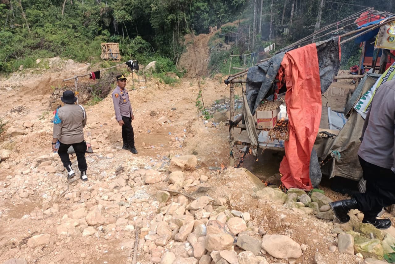 Kapolsek Hulu Kuantan Iptu P Aris Suranta SH bersama personel melakukan penertiban aktivitas PETI di kawasan Bukit Tabandang Kecamtan Hulu Kuantan, Jumat (30/8/2024) siang.