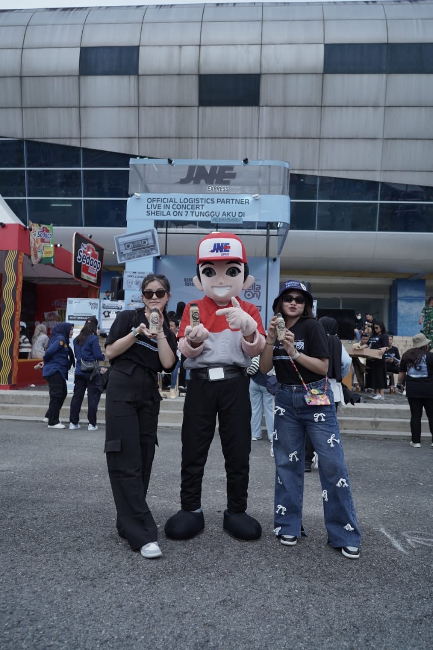 JNE menghadirkan booth di area konser Sheila On 7