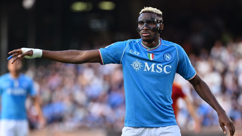 Victor Osimhen memilih bertahan bersama Napoli walau mengetahui konsekuensinya.