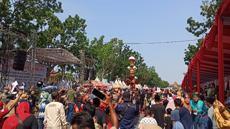 Ribuan masyarakat yang terdiri dari berbagai paguyuban di Tanah Air menghadiri Parade Bhineka Tunggal Ika yang ditaja FPK Provinsi Riau di Jalan Gajah Mada, Pekanbaru, Ahad (1/9/2024).