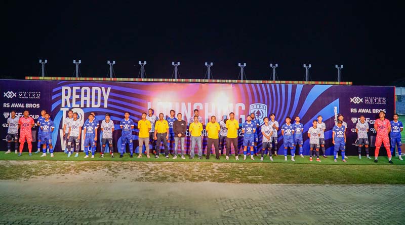 Pemain, pelatih, dan ofisial PSPS musim 2024/2025 saat diperkenalkan di Stadion Kaharuddin Nasution, Rumbai, Ahad (1/9/2024).