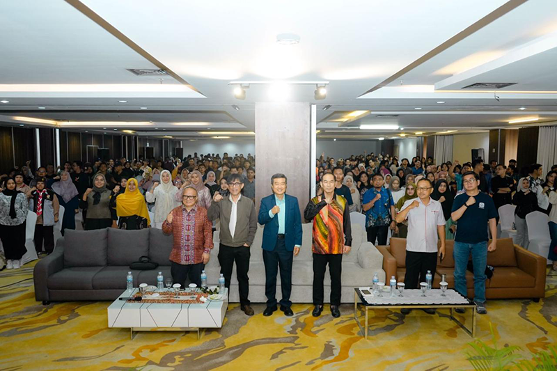 Chairman of Peputra Manggala Nusantara Foundation Sarkawi Lim (tiga kanan depan), keynote speaker Chairy (tiga kiri), moderator Agus Canny (kiri) dan para narasumber lainnya.