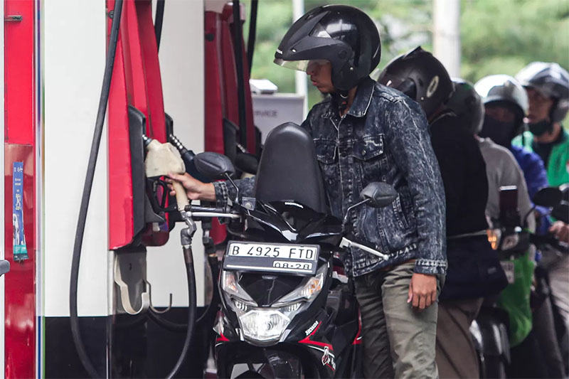 Petugas melayani pengisian Bahan Bakar Minyak (BBM) pertalite di salah satu Stasiun Pengisian Bahan Bakar Umum di Jakarta, Kamis (31/8/2023).
