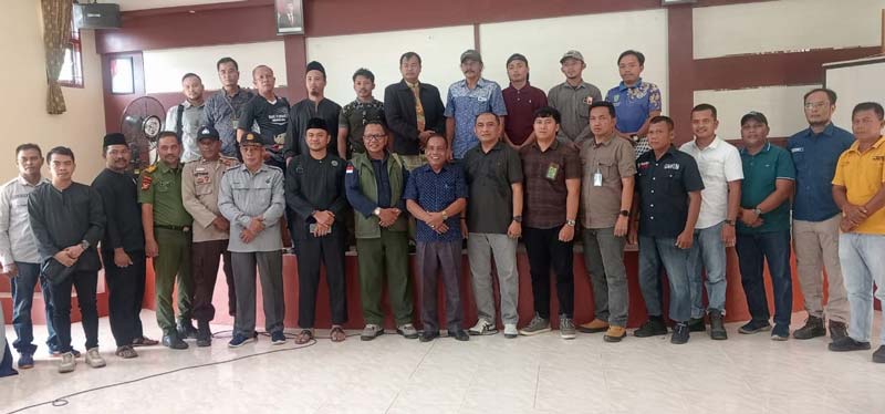 Kasi P3HPHL pada BPHL Wilayah III Pekanbaru Ruslan Hamid SHut MSi (delapan  kanan depan), Camat Lubuk Batu Jaya (LBJ) Armin (tengah), Ketua Tameng LAMR Kabupaten Inhu.