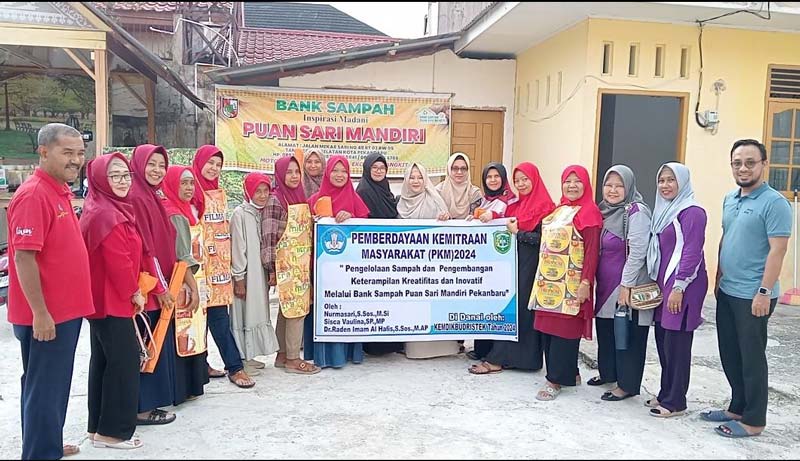 Tim PKM Dosen Program Studi Administrasi Publik dan Agribisnis Universitas Islam Riau foto bersama peserta dan narasumber di Bank Sampah Puan Sari Mandiri, Pekanbaru.